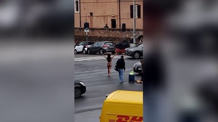 Viale XXI Aprile a Roma, una donna in slip e reggiseno blocca il traffico all'incrocio con via Nomentana