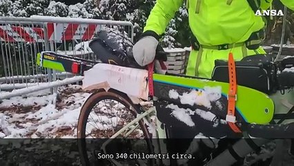 In bici sotto la neve verso l'Austria per una gara di sci