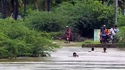 ஆற்று வெள்ளத்தில் சிக்கிய நபர் 3 மணி நேர போராட்டத்திற்குப் பிறகு உயிருடன் மீட்பு!