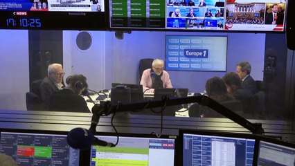 «Un retour à l'exercice militaire obligatoire [...], aurait un coût annuel de 15 milliards d'euros. Mais il faut qu'on revienne à cet amour du drapeau», pense Elisabeth Assayag