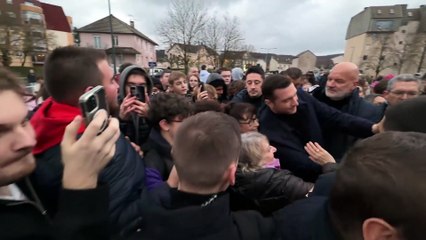 Jordan Bardella enfariné et exfiltré à la foire de la Sainte-Catherine de Vesoul - Un jeune homme interpellé et placé en garde à vue