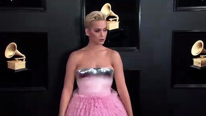 Katy Perry Falls Out Of Her Chair While Dressed As Ariel During ‘Idol’s Disney Night