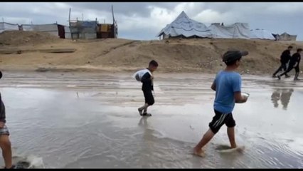 Le forti piogge aggravano le difficoltà degli sfollati di Gaza