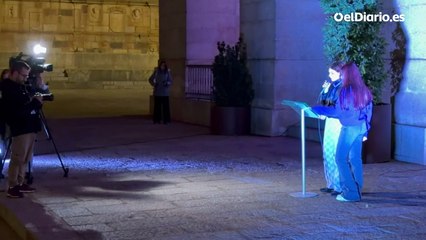 Dos jóvenes leen el comunicado de la manifestación del 25N de Cáceres ante centenares de personas