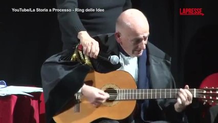 Il viceministro Francesco Paolo Sisto imbraccia la chitarra e si esibisce al teatro Parioli di Roma