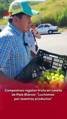 🍉 En medio de su protesta, campesinos regalaron fruta a las personas afectadas en la caseta de Palo Blanco, asegurando: “Estamos luchando por nuestros productos, por buenos precios”.