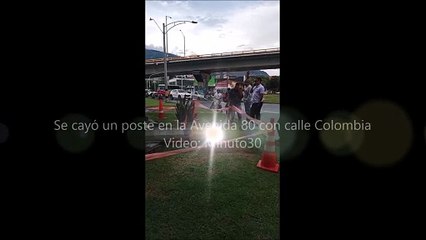 ¡Aplastó una moto! Se cayó un poste de luz en la avenida 80 con Colombia