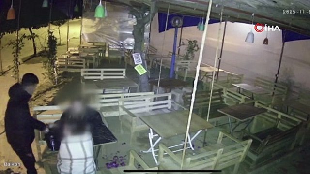 Böyle şaka olur mu? Genç, kafede kız kardeşinin kafasına silah dayadı