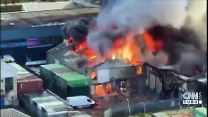 İngiltere’nin kalbinde depo yangını: Londra’da çıkan yangına müdahale sürüyor