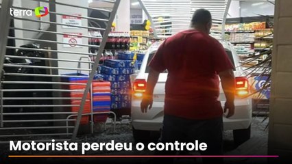 Carro invade supermercado após acidente envolvendo outros dois veículos no Rio Grande do Sul