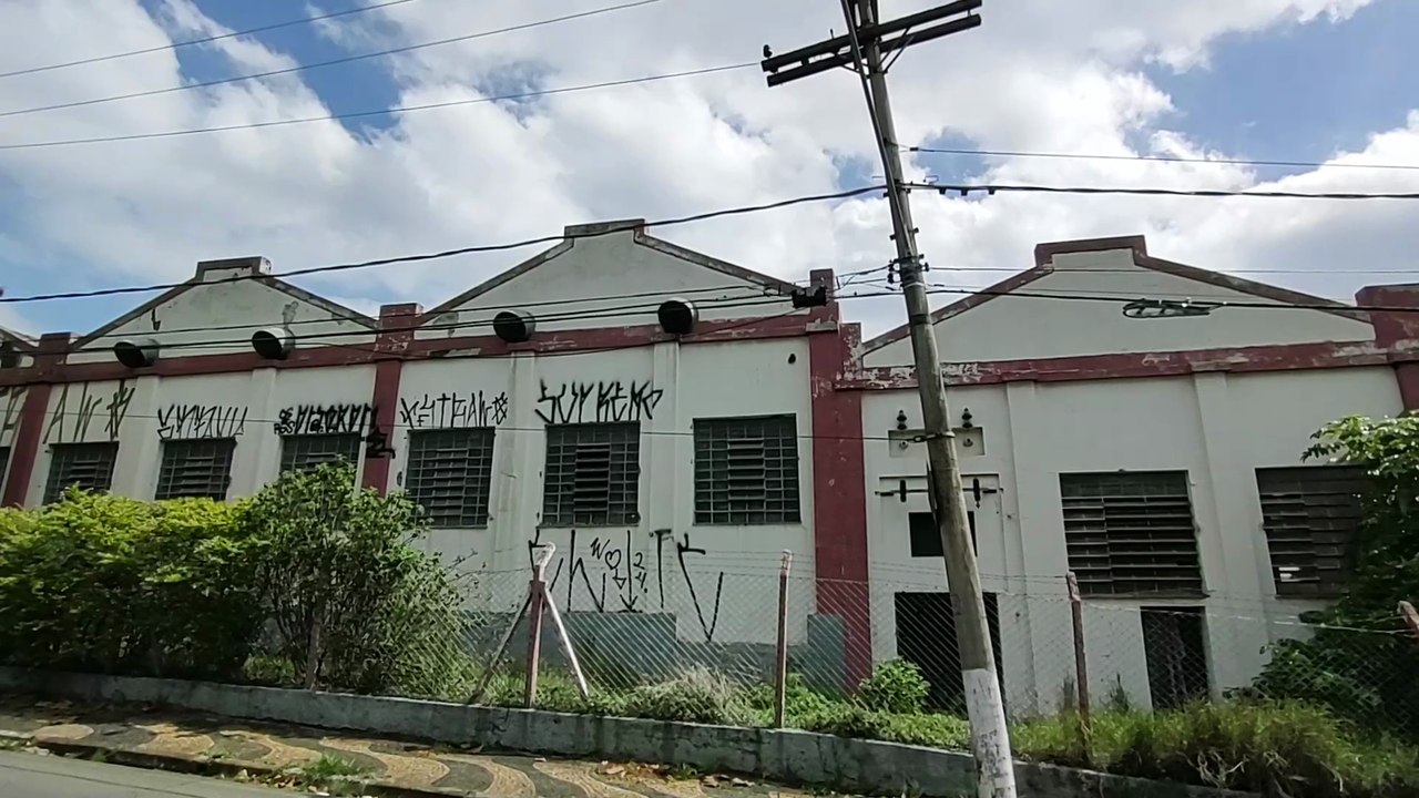 LUGAR MISTERIOSO CHEIO DE BARULHOS - HAVIAM VESTÍGIOS DE MORADORES DE RUA
