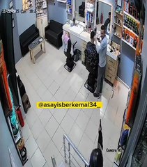 Sicario les dispara a trabajador de una barbería y a su cliente