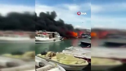Çeşme’de yangın alarmı! Tekneler alevler içinde: Yoğun duman plajı sardı