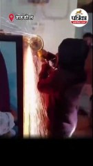 बॉटल क्रशिंग मशीन में युवक का हाथ फंसा