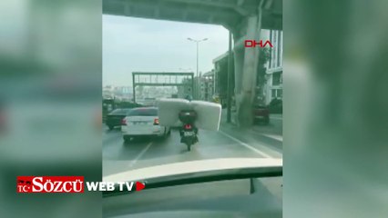 Beylikdüzü'nde motosikletle yatak taşıdı