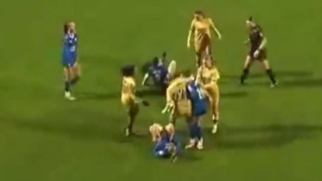 Mossa di wrestling durante una rissa in campo: incredibile in Inghilterra!