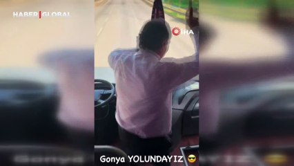 Pes dedirten anlar: Taraftarları deplasmana götüren şoför araç seyir halindeyken ayağa kalktı dans etti