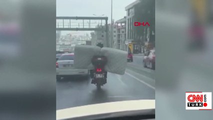Trafikte tehlikeli anlar kamerada: Motosiklette yatak taşıdı!