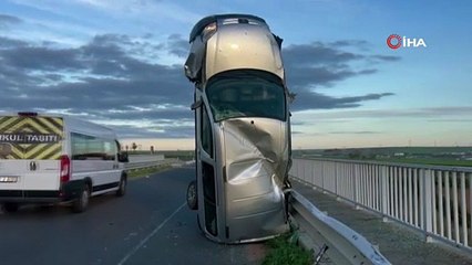 İlginç kaza: Bariyere çarpan araç dik durdu, 2 kişi yaralandı