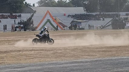 इंदिरा गांधी स्टेडियम में आर्मी के जवानों ने दिखाए मोटरसाइकिल पर हैरतअंगेज कारनामे