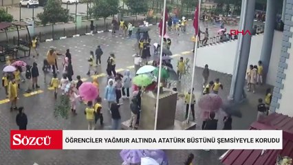 Öğrenciler yağmur altında Atatürk büstünü şemsiyeyle korudu