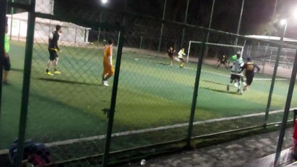 ME DUELEN LOS PIES LOS TRAIGO HINCHADOS NO JUGUÉ CON CALCETAS DE FÚTBOL ME CAI NO RECIBÍ BIEN NO PUEDO CAMINAR BIEN