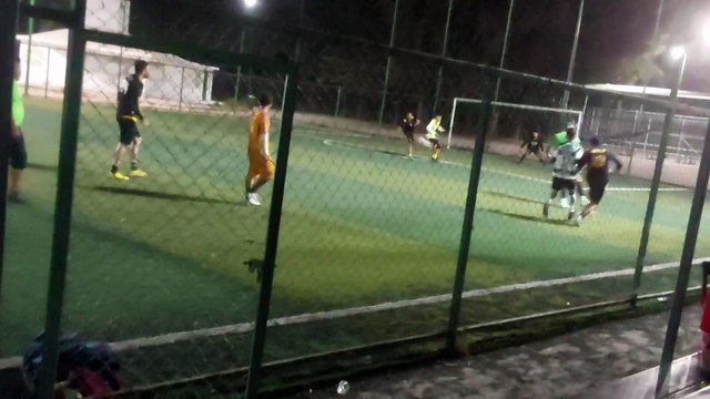 ME DUELEN LOS PIES LOS TRAIGO HINCHADOS NO JUGUÉ CON CALCETAS DE FÚTBOL ME CAI NO RECIBÍ BIEN NO PUEDO CAMINAR BIEN