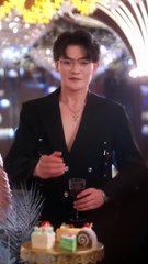 Finding her childhood sweetheart's birthmark on the male model she hired who is long-lost first love