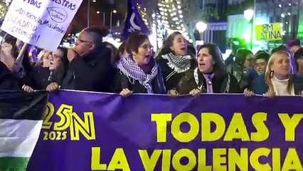 Miles de personas protestan en Madrid contra la violencia de género en España