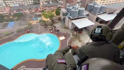 เปิดคลิป! ทุกนาทีมีค่า "ทหารนั่ง ฮ." หย่อน อาหาร-น้ำดื่มช่วย "น้ำท่วมชาวสงขลา" -01