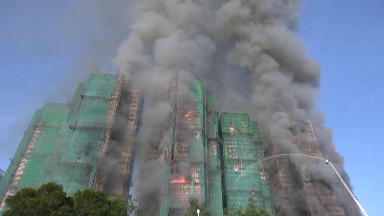 Hong Kong : l'incendie d'un complexe résidentiel a fait au moins 36 morts et près de 300 disparus, selon un bilan provisoire