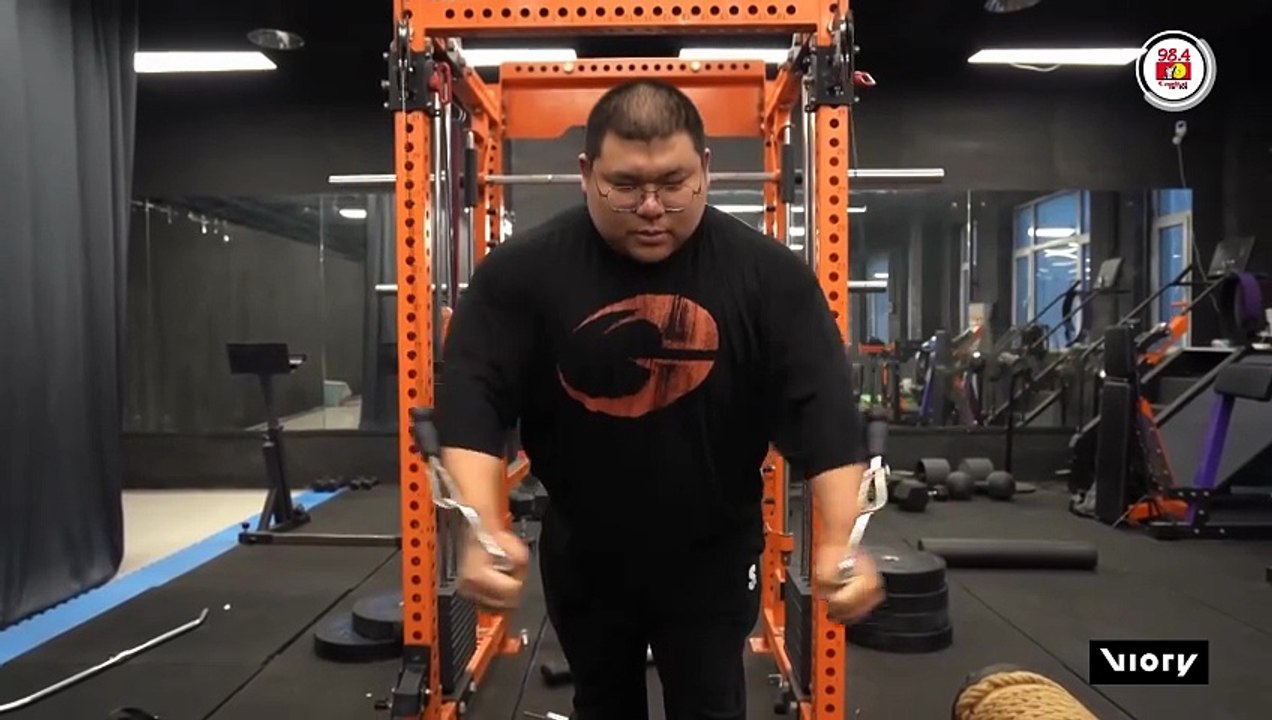 Iron Power! - Dalian powerlifter  Mingjie wows internet with 170-kg frame, eight-pack abs