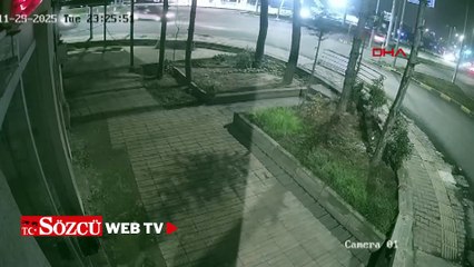 Motosiklet ile otomobilin çarpıştığı kaza kamerada: 1 yaralı