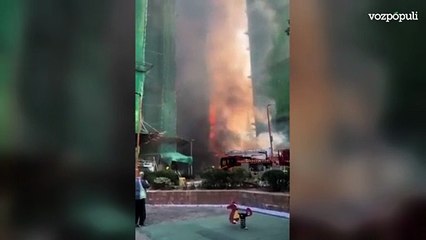 un enorme incendio en varios rascacielos de Hong Kong