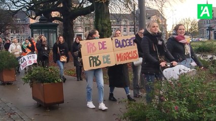 Poussettes vides et doudous abandonnés : le secteur de la petite enfance voulait marquer les esprits ce mercredi 26 novembre 2025 à Tournai