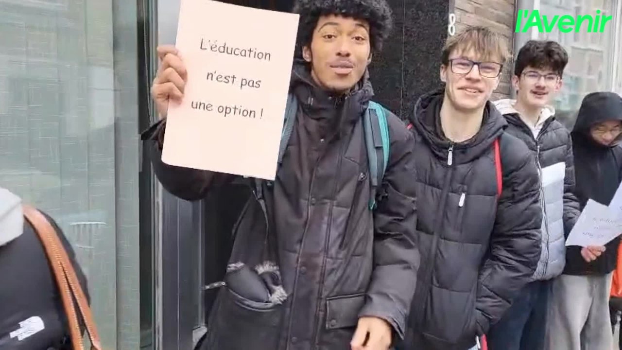 Enseignants et élèves forment une chaîne à Enghien