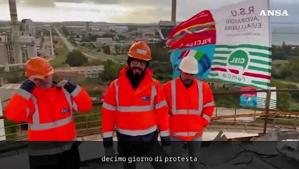 Eurallumina, dieci giorni sul silo a 40 metri: l'appello degli operai a Calderone