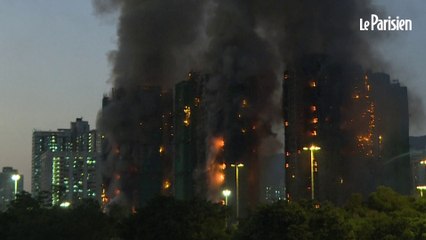 Un immense incendie ravage plusieurs tours résidentielles à Hong Kong