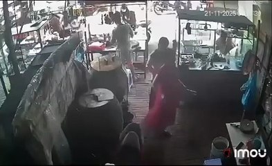 [Imágenes sensibles] Joven embarazada es apuñalada mientras vendía pan en Vietnam