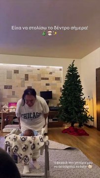 Ευρυδίκη Βαλαβάνη: Στόλισε το Χριστουγεννιάτικο δέντρο με το μωρό της – Το βίντεο με τη μαμά της