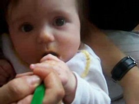 Marie mange un petit pot