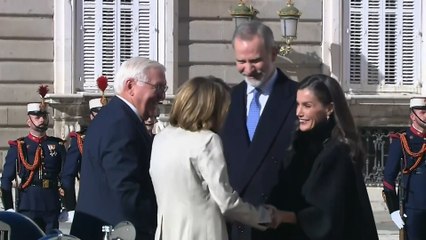 Los Reyes reciben con honores militares al presidente de Alemania en el inicio de su visita de Estado