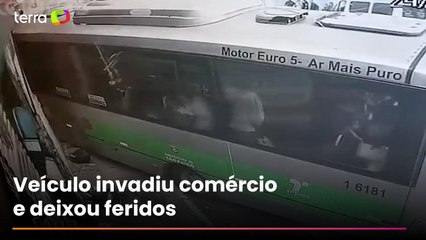 Veja momento em que micro-ônibus perde o controle e provoca caos em SP