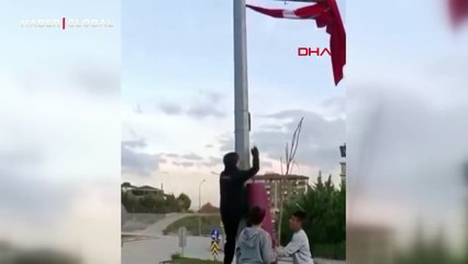 Bursa'da katlanan bayrağı gören çocuklardan takdir toplayan davranış