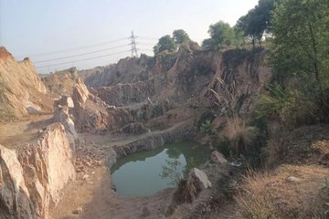 पहाड़ से खांई तक: अखैपुरा - नयागांव की 100 फीट ऊंची पहाड़ी अवैध खनन की चढ़ी भेंट