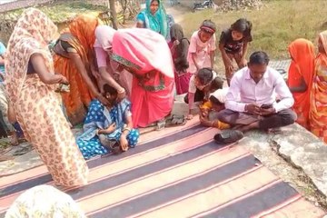 Crime video viral: भरी पंचायत में महिला और युवक का मुंह किया काला, फिर पहनाई जूतों की माला, 3 बच्चों की मां का अफेयर