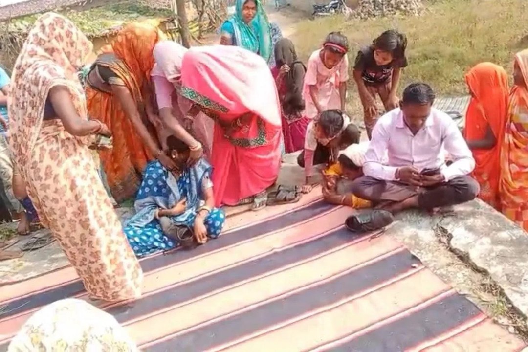 Crime video viral: भरी पंचायत में महिला और युवक...