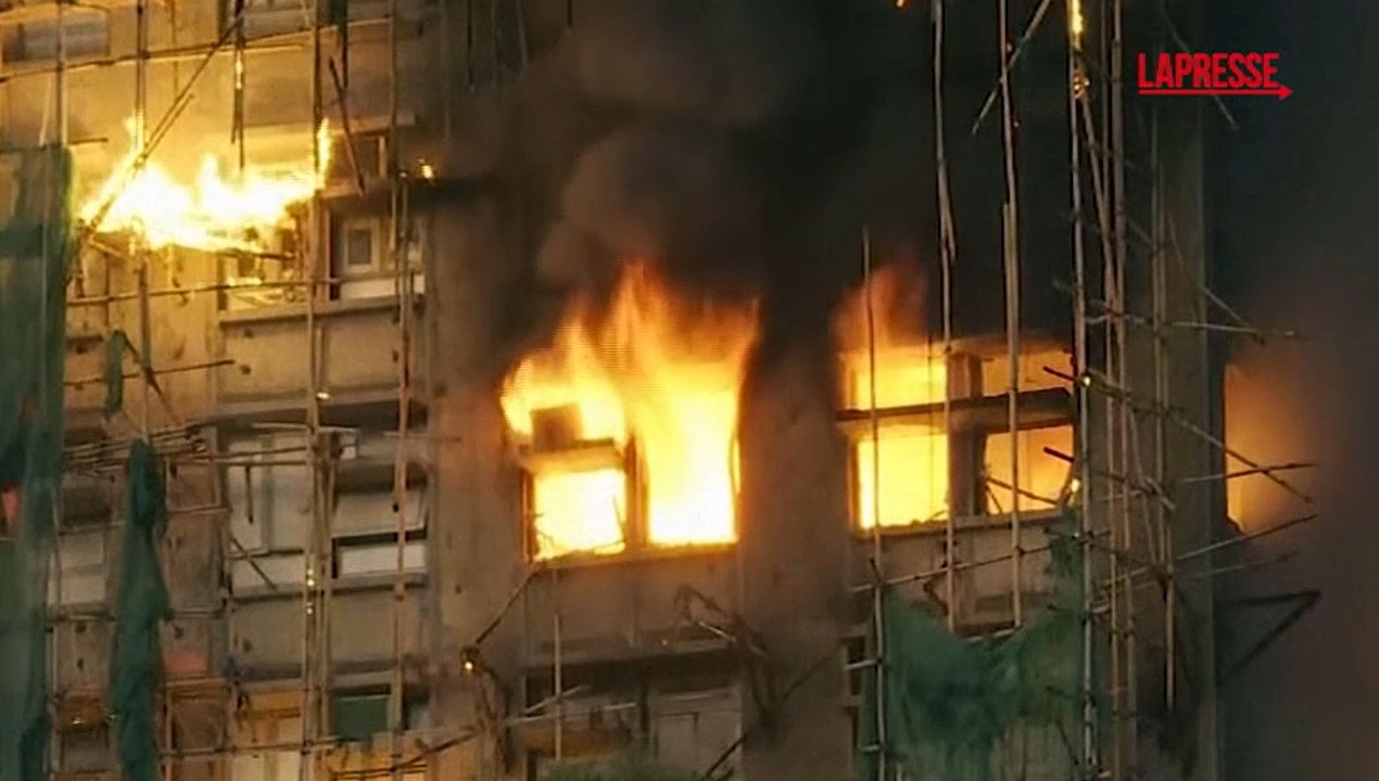 Hong Kong, incendio in un complesso residenziale: le fiamme avvolgono i grattacieli