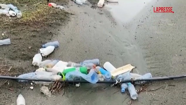 Albania: spiagge invase dall'immondizia per le forti inondazioni