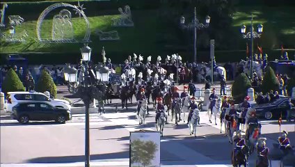 La Reina Letizia, sublime, enamora con un look invernal con capa y vestido rojo asimétrico